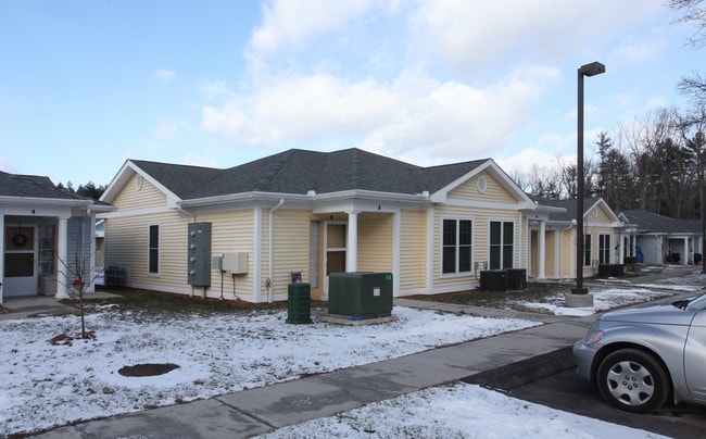 Woodcrest Elderly Housing in Somers, CT - Foto de edificio - Building Photo