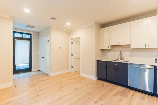 159 Everett St, Unit 102 in Boston, MA - Building Photo - Building Photo