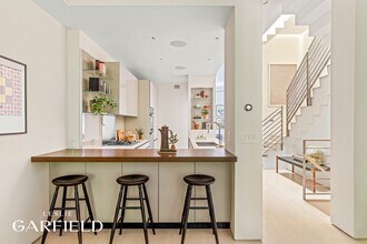 240 E 61st St in New York, NY - Building Photo - Building Photo