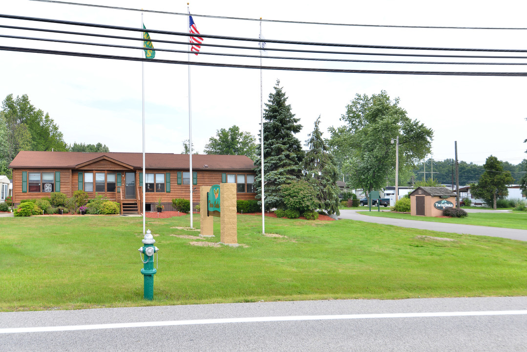 Twin Oaks I & II in Olmsted Twp, OH - Building Photo