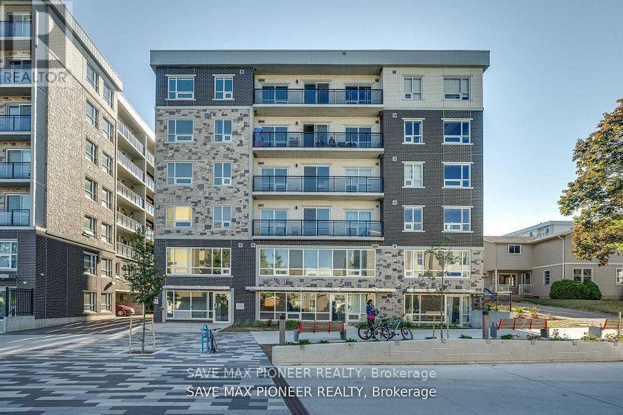 275-A275 Larch St in Waterloo, ON - Building Photo