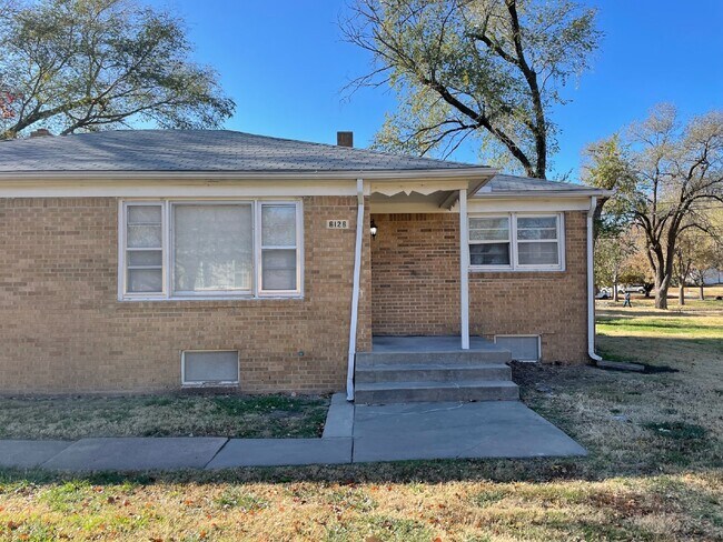 6126 E Harry St in Wichita, KS - Building Photo - Building Photo