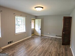 5690 Deerfield Ct in College Park, GA - Foto de edificio - Building Photo