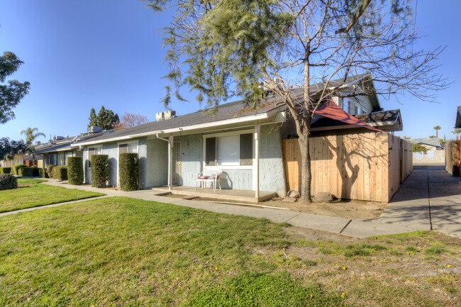 637 W Ashlan Ave in Clovis, CA - Building Photo - Building Photo