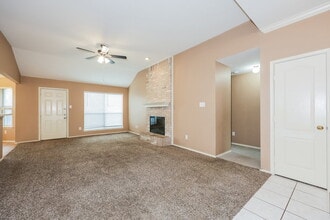 829 Windswept Dr in Cedar Hill, TX - Foto de edificio - Building Photo