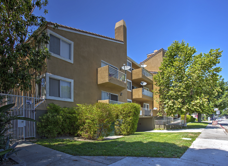 Paramount Villas in Paramount, CA - Foto de edificio