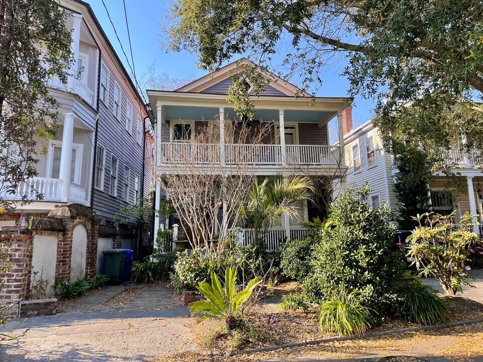 32 1/2 Chapel St in Charleston, SC - Building Photo
