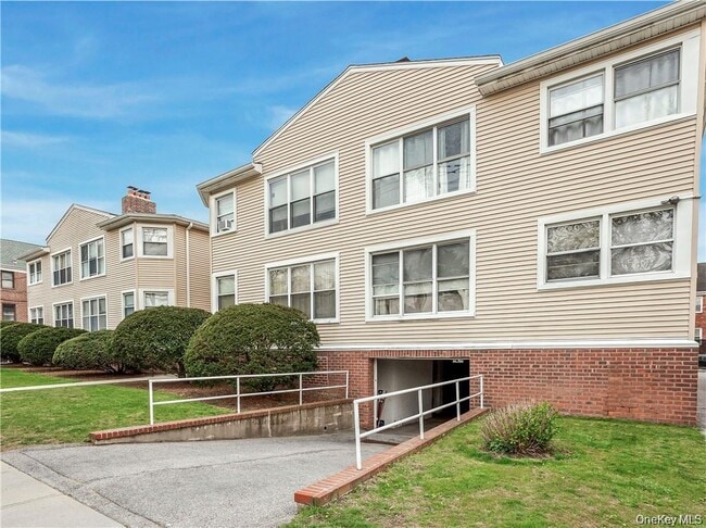 15 Quinby Ave in White Plains, NY - Building Photo - Building Photo