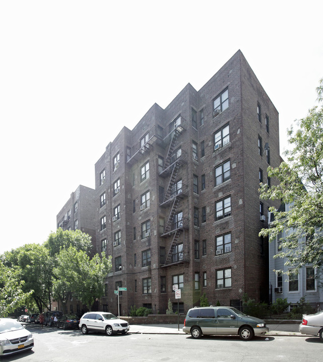 200 E 205th St in Bronx, NY - Building Photo