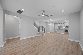 2222 Simond Ave in Austin, TX - Foto de edificio - Building Photo