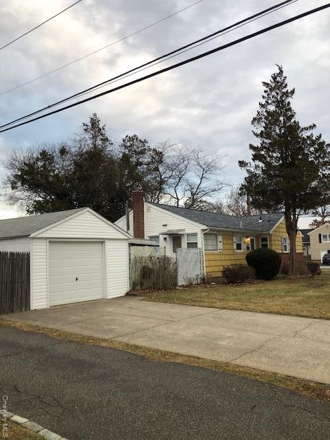 4005 Worthmor Dr in Seaford, NY - Building Photo - Building Photo