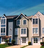 2207 Hawthorne Drive in Oakdale, PA - Building Photo