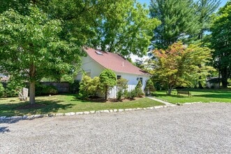 459 Old Post Rd in Bedford, NY - Building Photo - Building Photo
