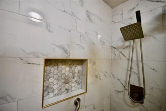 1818 Augusta Dr in Houston, TX - Foto de edificio - Building Photo