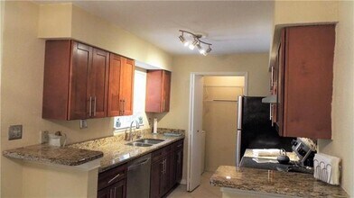 833 Riverside Dr in Coral Springs, FL - Building Photo - Building Photo