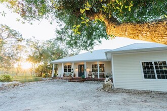 240 Snyder Dr in Venice, FL - Foto de edificio - Building Photo