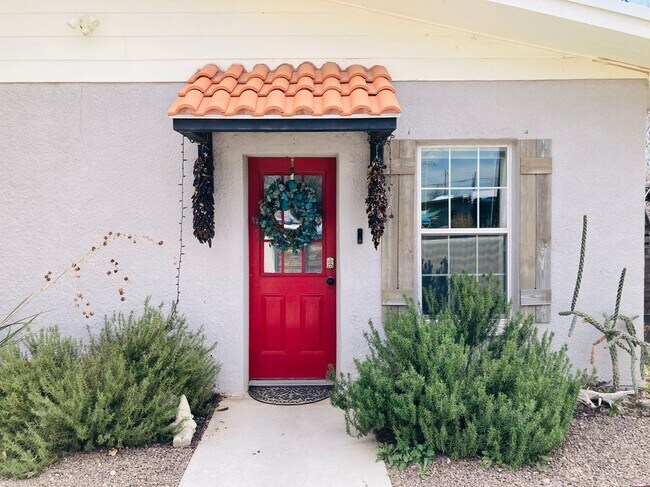 104 E Waco St in Marfa, TX - Foto de edificio - Building Photo