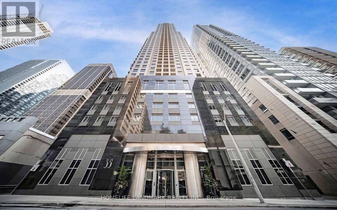 35 Balmuto St in Toronto, ON - Building Photo