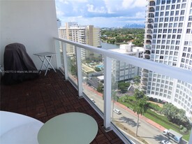 5701 Collins Ave, Unit 1703 in Miami, FL - Foto de edificio - Building Photo