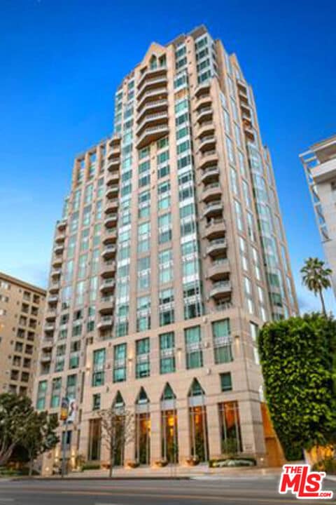 10727 Wilshire Blvd in Los Angeles, CA - Building Photo - Building Photo