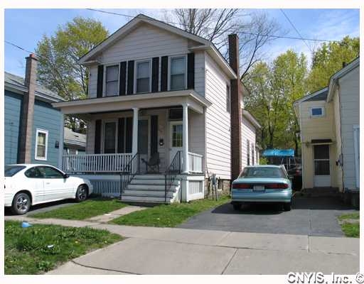 132 W Schuyler St in Oswego, NY - Building Photo