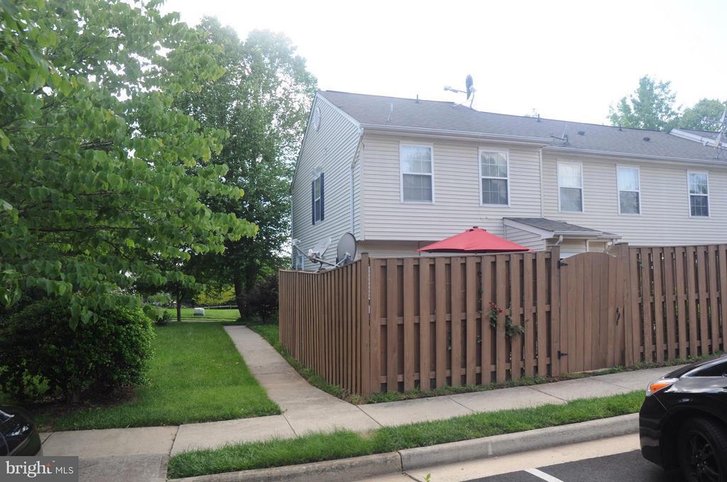 20408 River Bank St in Sterling, VA - Building Photo