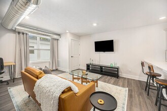 1562 Michigan St NE in Grand Rapids, MI - Foto de edificio - Building Photo