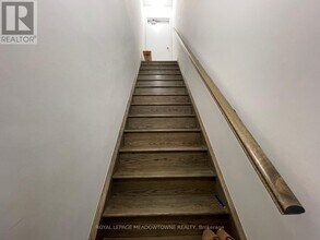 2464 Post Rd in Oakville, ON - Building Photo - Building Photo