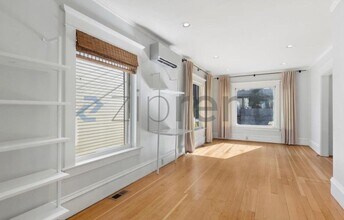 2038 8th Ave N in Seattle, WA - Building Photo - Building Photo