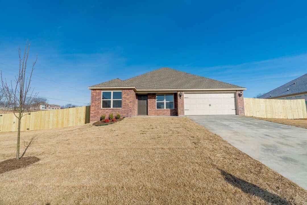 2480 Razorback Way in Farmington, AR - Building Photo