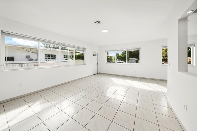 1271 NE 159th St in North Miami Beach, FL - Building Photo - Building Photo