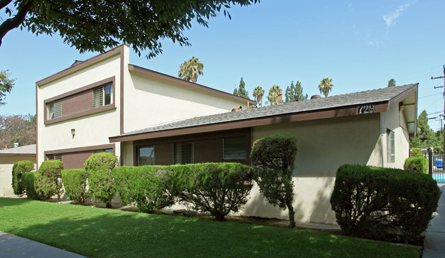 Capri Apartments in Anaheim, CA - Building Photo - Building Photo