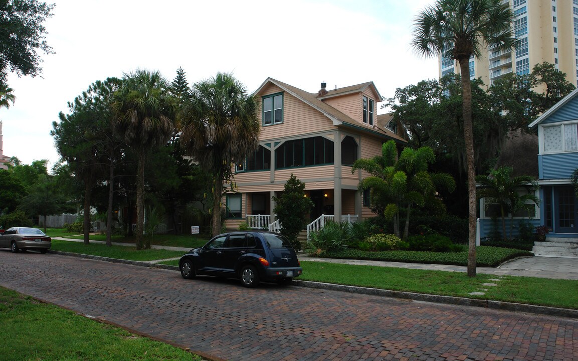 216 6th Ave NE in St. Petersburg, FL - Building Photo