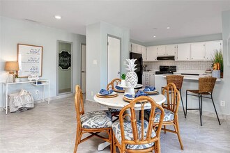 5231 Beach Dr SE, Unit B in St. Petersburg, FL - Foto de edificio - Building Photo