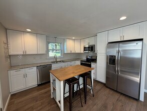 112 W Hartford Rd in Newington, CT - Building Photo - Building Photo