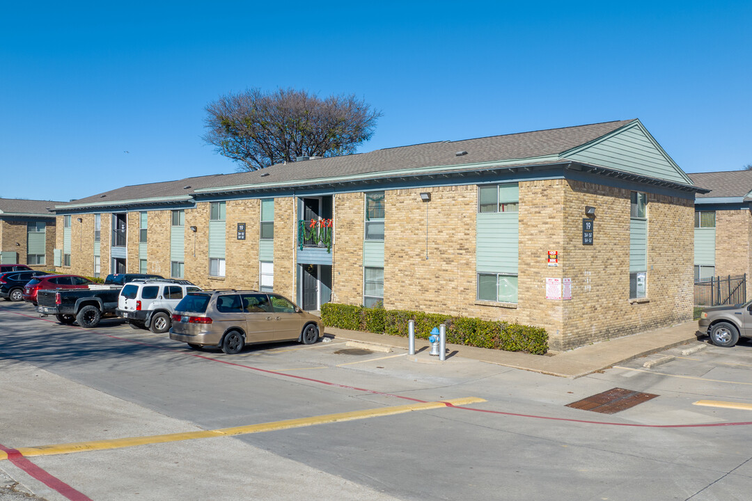 Alta Vista Apartments in Plano, TX - Building Photo