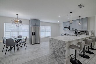 23700 Lake Hills Dr in Lutz, FL - Building Photo - Building Photo