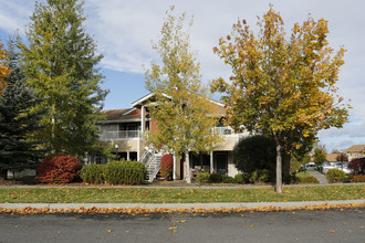 Eastlake Village in Bend, OR - Foto de edificio - Building Photo