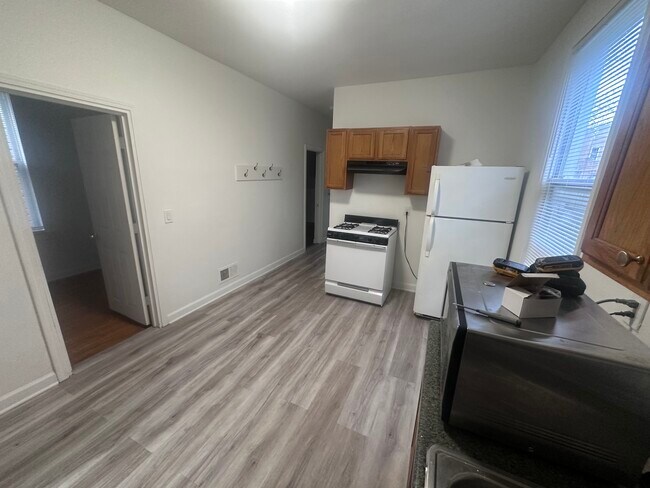 8818 S Saginaw Ave, Unit First floor uni in Chicago, IL - Foto de edificio - Building Photo