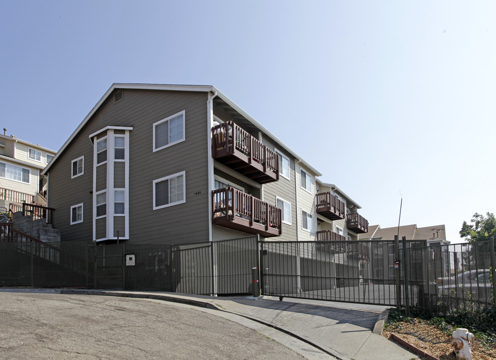 Hillside Terrace in Oakland, CA - Building Photo