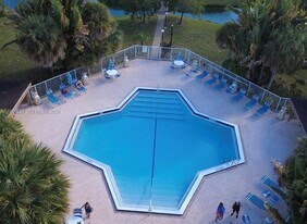 5061 W Oakland Park Blvd in Lauderdale Lakes, FL - Building Photo