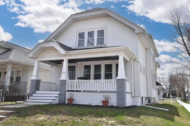 5831 W Rogers St, Unit UpperUnit-B