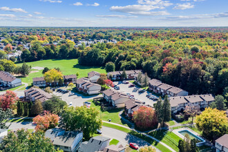 Surrey Place Townhomes in Ottawa, ON - Building Photo - Building Photo