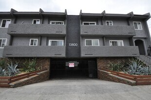 13800 Sherman Way in Los Angeles, CA - Building Photo