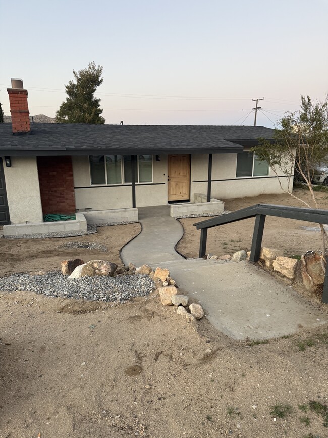 56204 Onaga Trl in Yucca Valley, CA - Foto de edificio - Building Photo