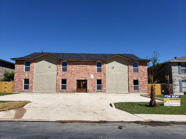 7576 Windsor Oaks in San Antonio, TX - Building Photo - Building Photo