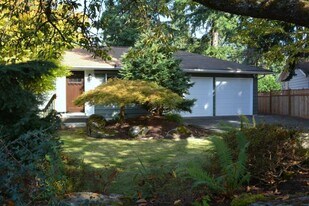 10418 NE 143rd St in Kirkland, WA - Building Photo