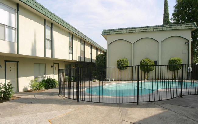 Maison De Ville Apartments in Fresno, CA - Building Photo - Building Photo