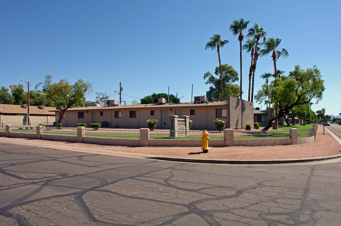 Paradise Village in Phoenix, AZ - Building Photo