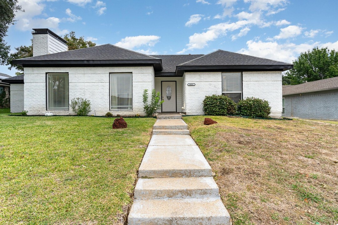 6031 Blue Mist Ln in Dallas, TX - Building Photo